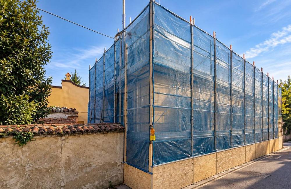 Cantiere di ricostruzione con ponteggio montato, Legnano (MI)