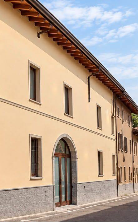 Facciata ricostruita con il portone ad arco recuperato, Legnano (MI)