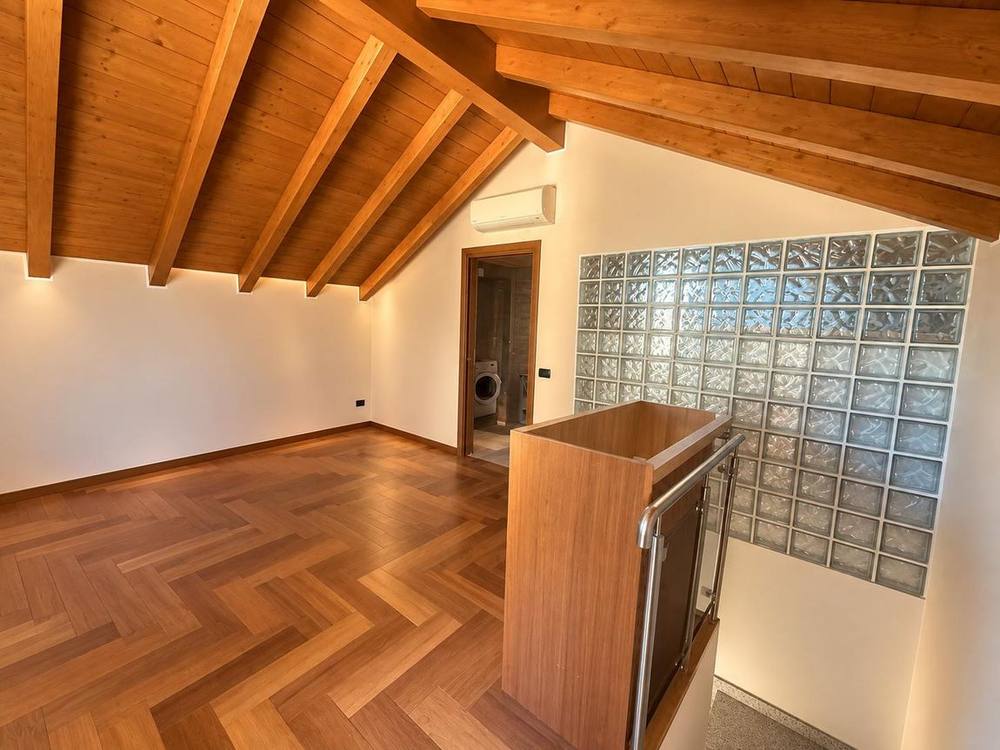 Mansarda con travi a vista e parquet, appartamento di sei locali, Legnano (MI)