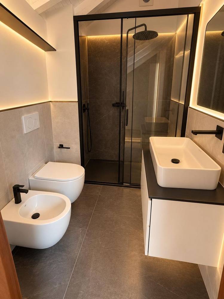 Bagno con doccia, appartamento di sei locali, Legnano (MI)