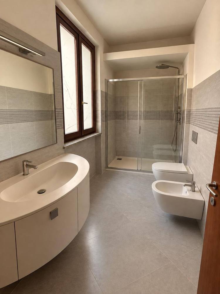 Secondo bagno, appartamento di sei locali, Legnano (MI)